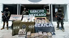 Abandonan vehículo con armas y droga