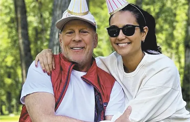 BRUCE WILLIS REAPARECE EN REDES