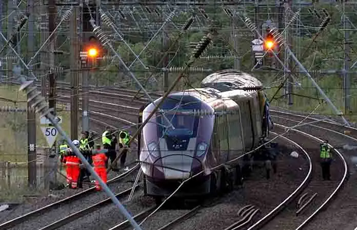 Chocan trenes en Londres; un muerto
