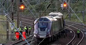 Chocan trenes en Londres; un muerto
