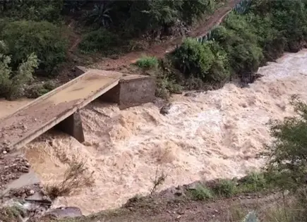 Colapsan puentes en comunidades de Catorce y Villa de Guadalupe