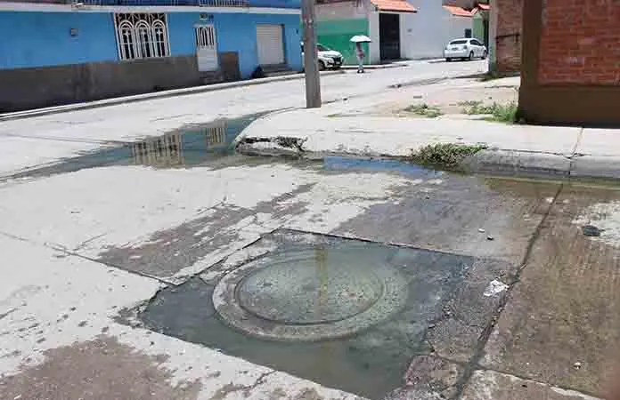 Con brote de aguas negras vive la San Antonio