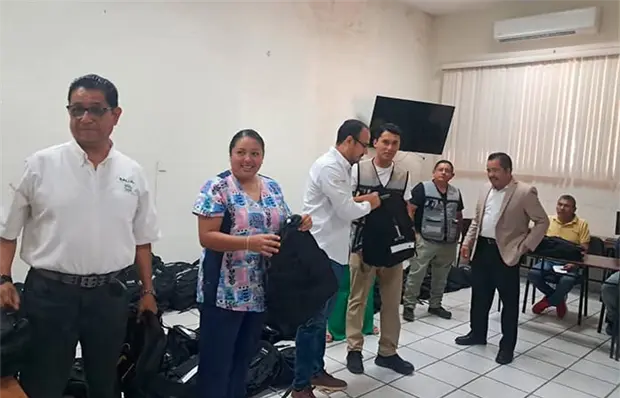 Entregan equipo al personal de vectores