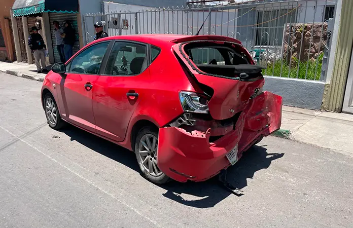 Fuertes daños, deja un choque entre dos autos