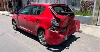 Fuertes da&ntilde;os, deja un choque entre dos autos