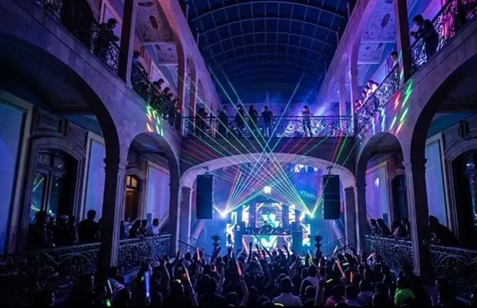 Pasión electrónica en el Museo Nacional de la Máscara