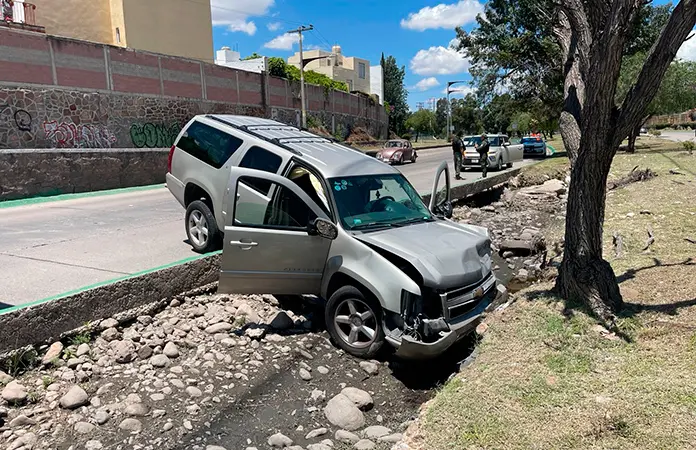 Rauda camioneta cae a zanja del río Santiago