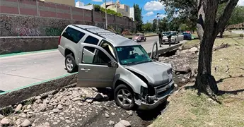 Rauda camioneta cae a zanja del r&iacute;o Santiago 