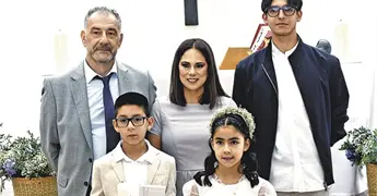 ALESSIA Y MATEO REALIZAN LA PRIMERA COMUNI&Oacute;N