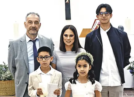 ALESSIA Y MATEO REALIZAN LA PRIMERA COMUNIÓN ALESSIA Y MATEO REALIZAN LA PRIMERA COMUNIÓN