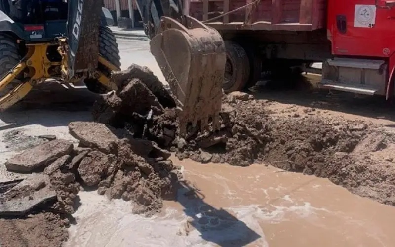 Se hunde calle en pleno centro de Matehuala