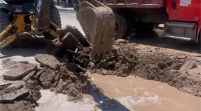 Se hunde calle en pleno centro de Matehuala