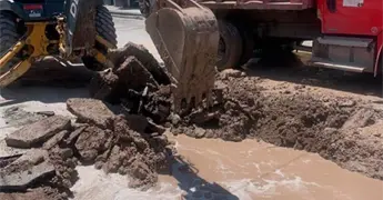 Se hunde calle en pleno centro de Matehuala