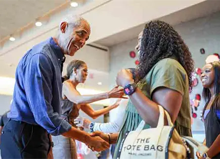 Sorprenden los Obama a visitantes al Centro Sorprenden los Obama a visitantes al Centro