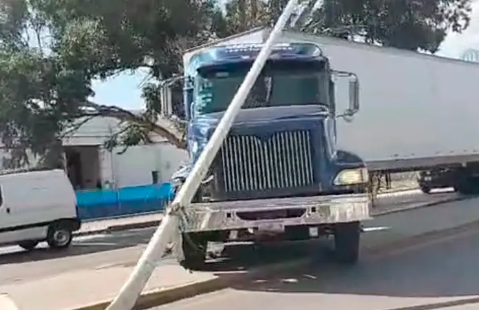 Tráiler derriba lámpara de alumbrado público