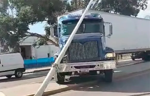 Tr&aacute;iler derriba l&aacute;mpara de alumbrado p&uacute;blico