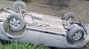 Vagoneta avanza sola y vuelca en arroyo