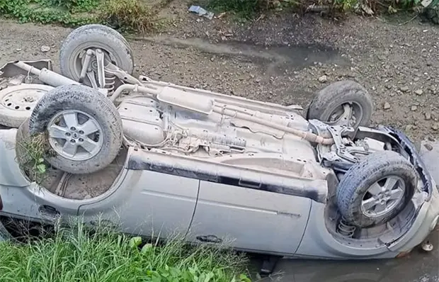 Vagoneta avanza sola y vuelca en arroyo