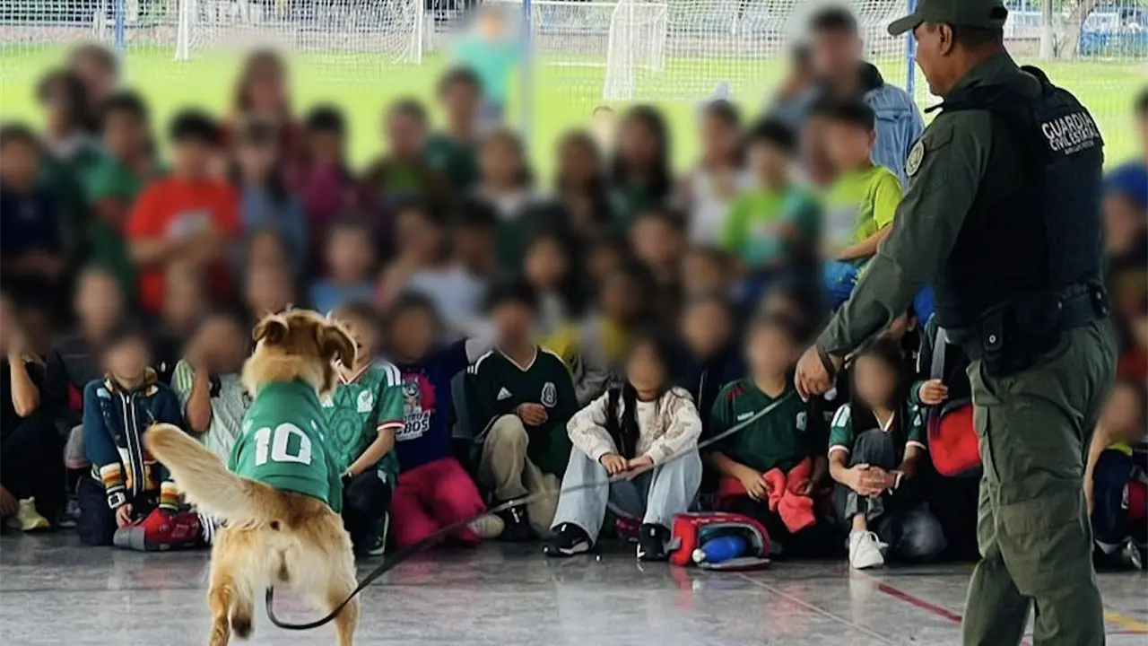 Agrupamiento K9 da plática sobre cuidado animal en primaria