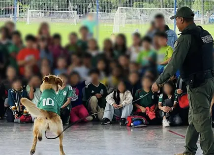 Agrupamiento K9 da pl&aacute;tica sobre cuidado animal en primaria