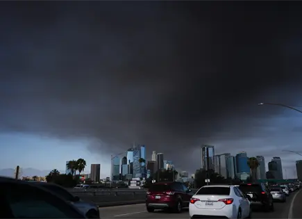 Alcaldesa Karen Bass declara emergencia por incendio en almacén de Los Ángeles Alcaldesa Karen Bass declara emergencia por incendio en almacén de Los Ángeles