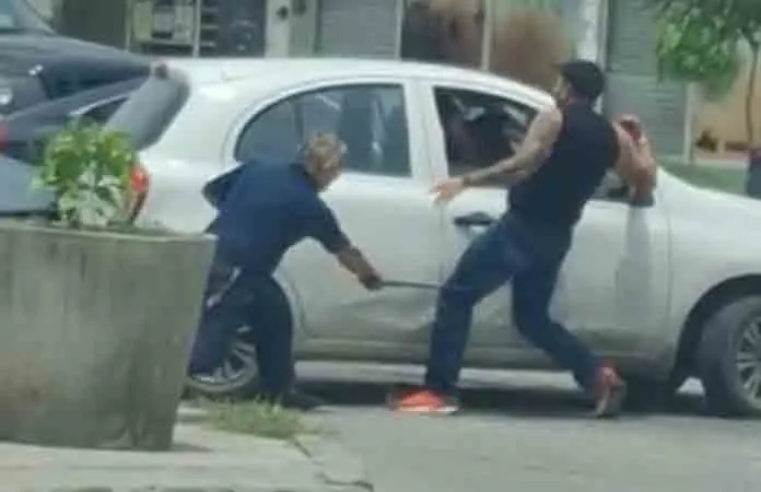 Automovilistas se agarran a golpes luego de chocar
