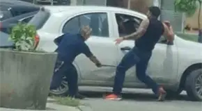 Automovilistas se agarran a golpes luego de chocar