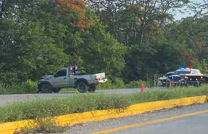 Camioneta vuelca en la Valles-Tamazunchale, pero no hay heridos