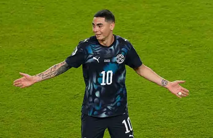 Histórica expulsión de Miguel Almirón