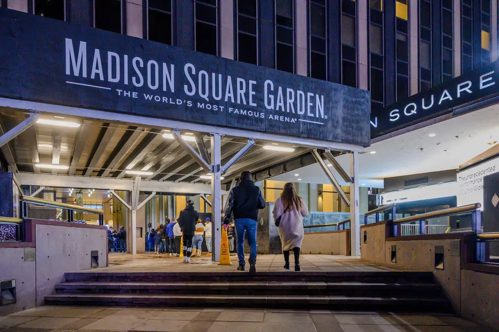 Hombre muere tras caer en concierto en Madison Square Garden