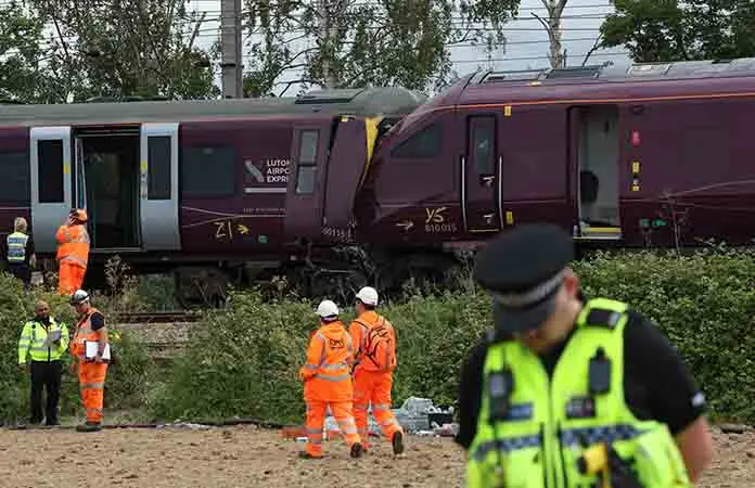 Policía británica investiga el choque de dos trenes