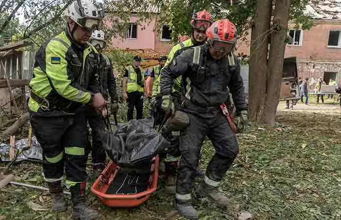 Rusia ataca edificio en Járkiv; hay un muerto