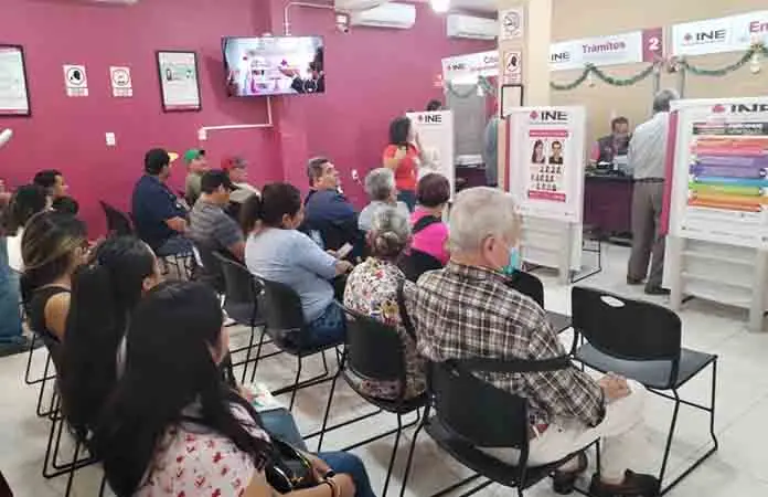 Tardará INE un mes con credenciales