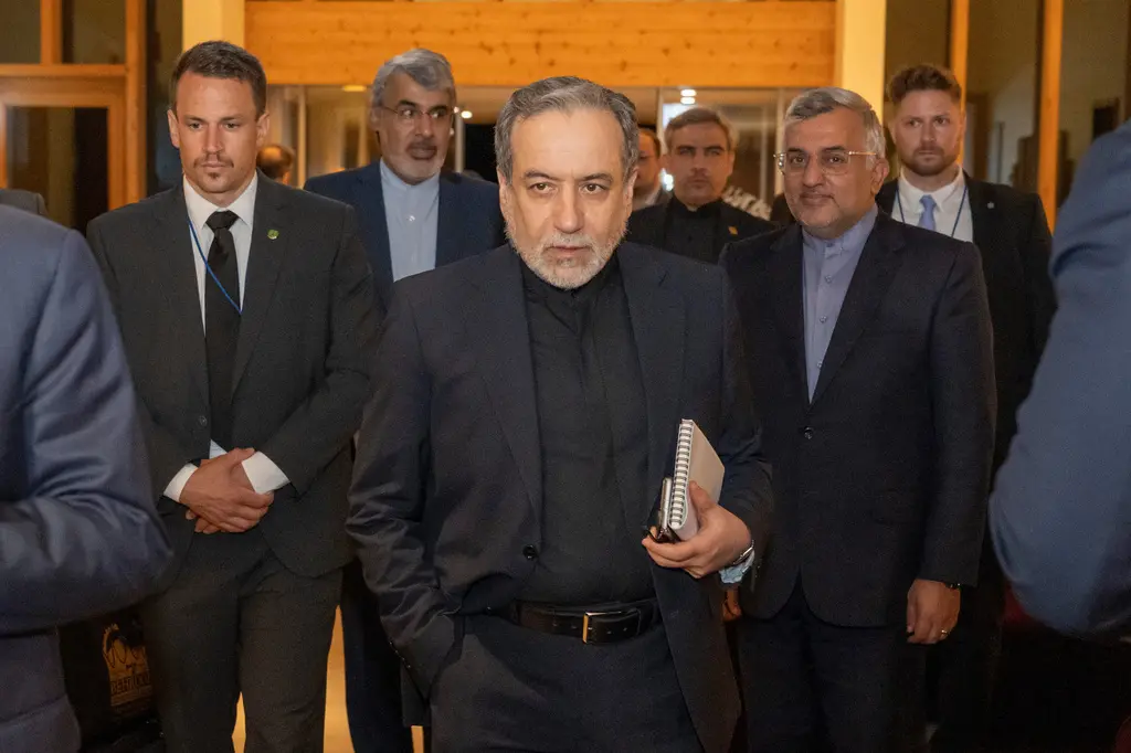 Vance y funcionarios iraníes inician diálogo nuclear en Suiza