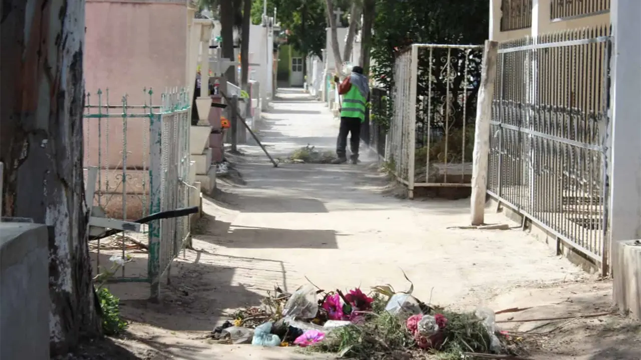 Día del Padre deja 10 toneladas de basura en panteones de Soledad