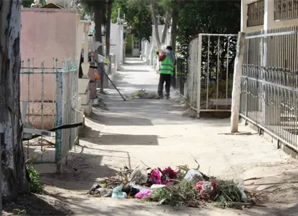 Día del Padre deja 10 toneladas de basura en panteones de Soledad Día del Padre deja 10 toneladas de basura en panteones de Soledad