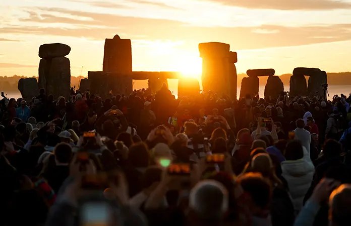Celebran llegada del verano en Stonehenge