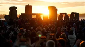 Celebran llegada del verano en Stonehenge