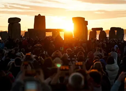 Celebran llegada del verano en Stonehenge Celebran llegada del verano en Stonehenge