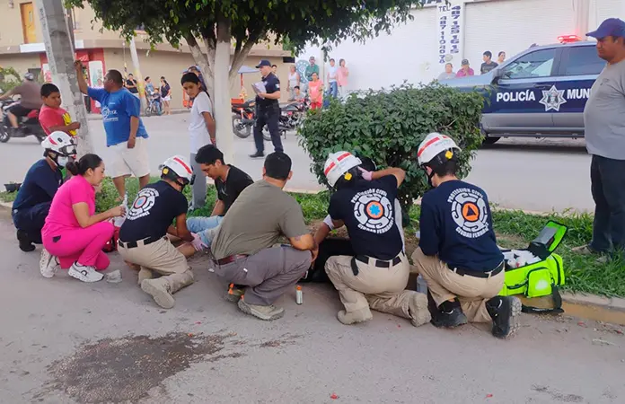 Chocan motociclistas; dos lesionados graves