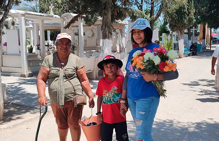 Cientos de visitantes en los panteones
