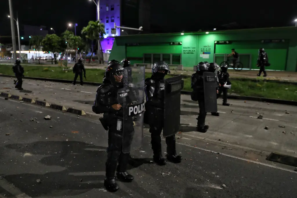 Más de 90 arrestos durante disturbios en Colombia