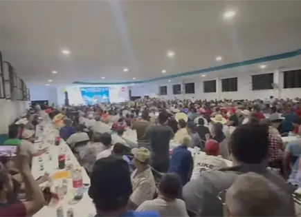 Chicas buena onda" en multitudinario festejo a padres de El Naranjo Chicas buena onda" en multitudinario festejo a padres de El Naranjo