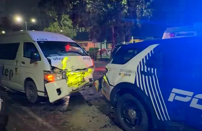 Patrulla es chocada al abanderar accidente