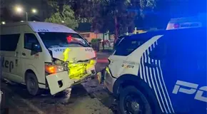 Patrulla es chocada al abanderar accidente