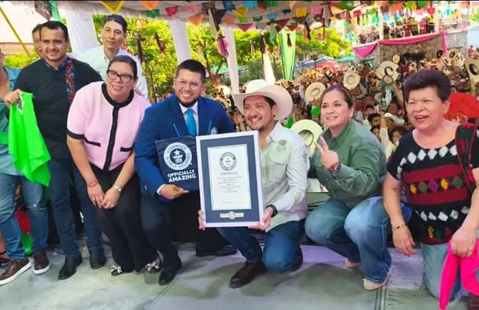 Rompe Xilitla r&eacute;cord Guinness de parejas bailando sobre tarima