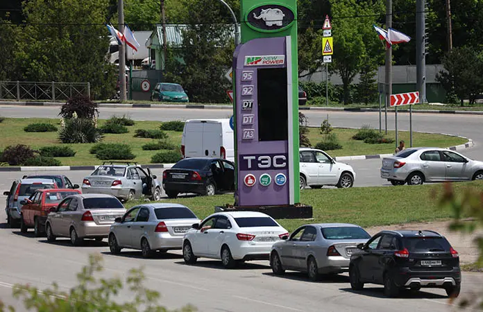 Suspenden venta de gasolina en Crimea