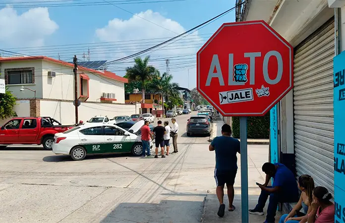 Chocan taxi y auto cerca de la Obrera