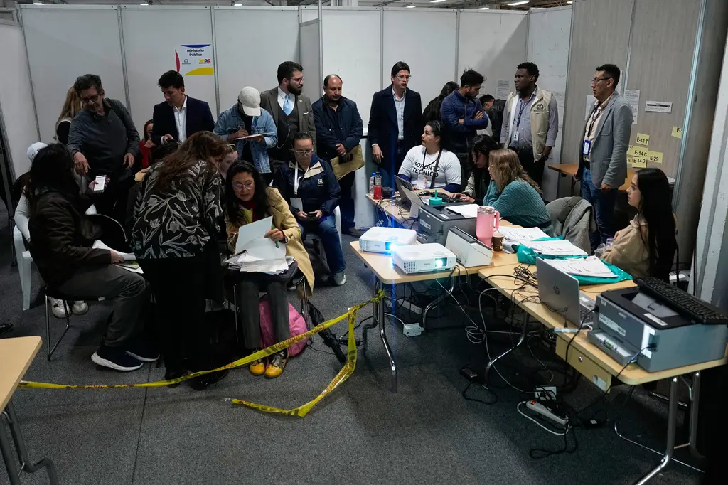 Colombia inicia escrutinio final del balotaje presidencial con reclamos