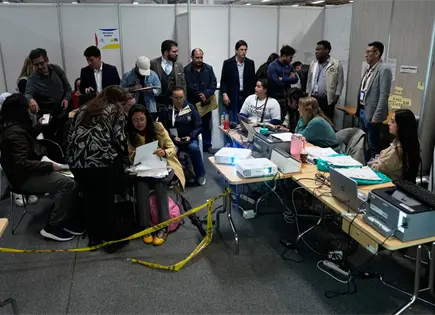 Colombia inicia escrutinio final del balotaje presidencial con reclamos Colombia inicia escrutinio final del balotaje presidencial con reclamos